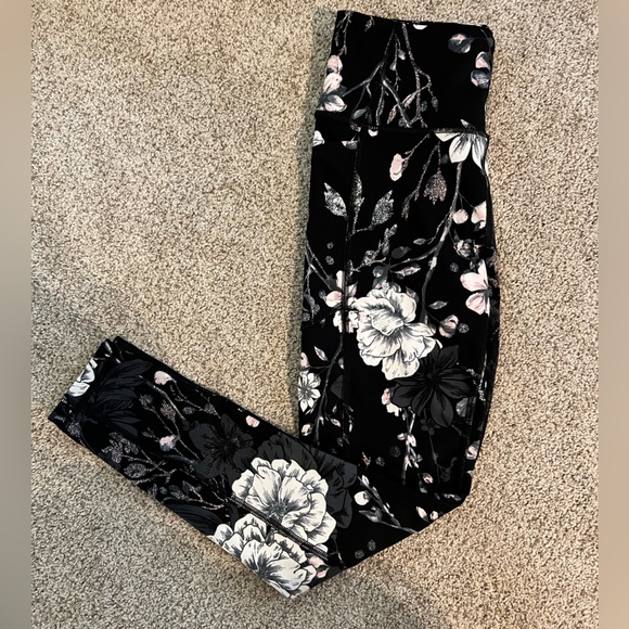 Victoria Secret Incredible Essential Legging - Picture 2 of 6